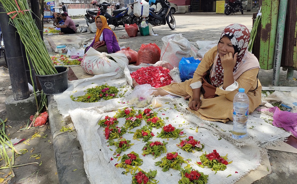 Penjualan Bunga Tabur Jelang Ramadan di Tuban Meningkat, Sehari Habiskan Puluhan Kilogram